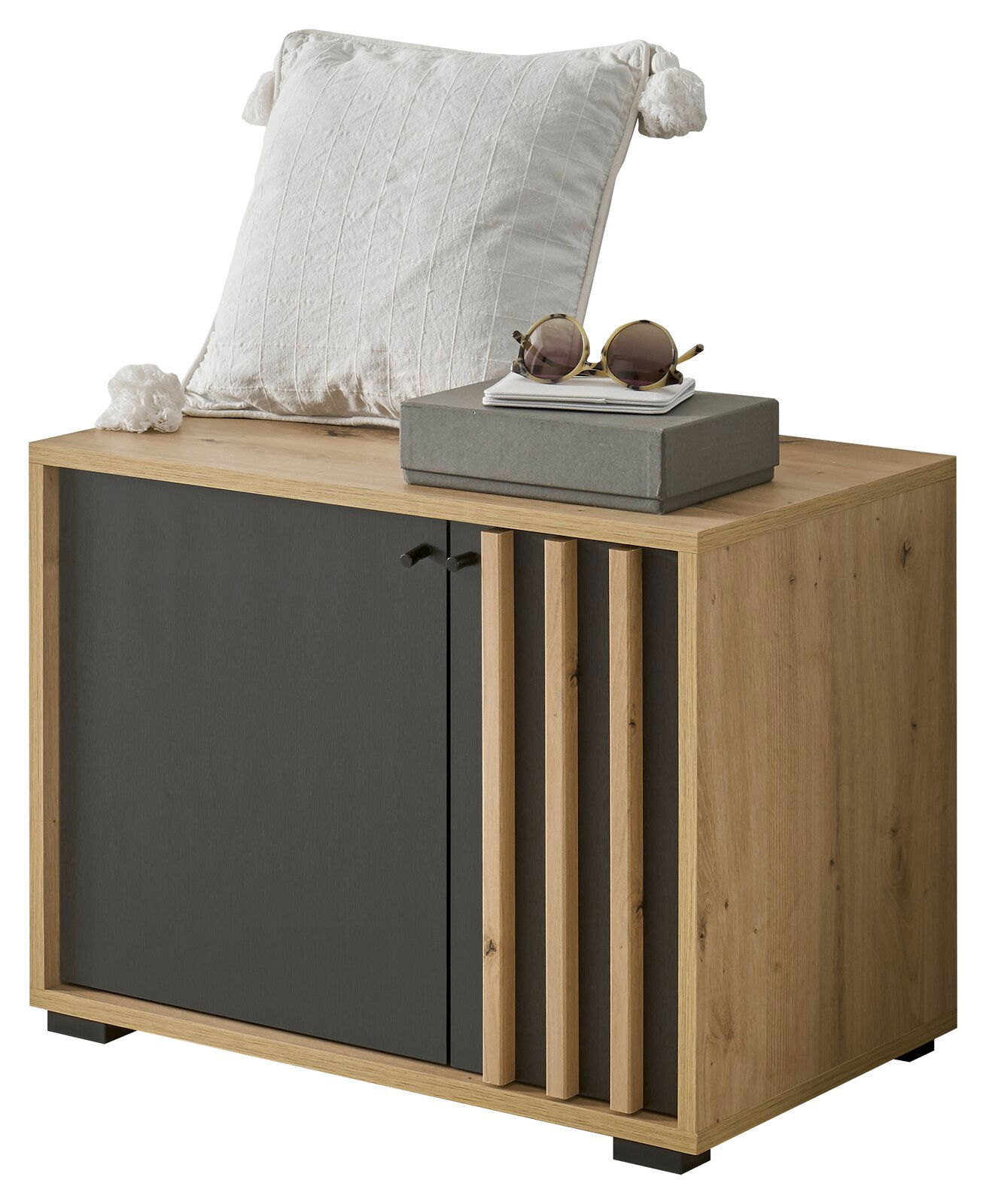 Garderobenbank aus Holz mit schwarzer Tür, dekoriert mit einem weißen Kissen und einer Sonnenbrille, seitliche Perspektive