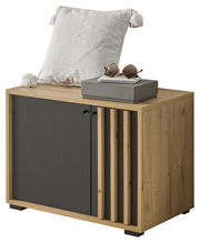 Garderobenbank aus Holz mit schwarzer Tür, dekoriert mit einem weißen Kissen und einer Sonnenbrille, seitliche Perspektive