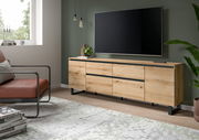 Modernes Lowboard aus Holz mit Metallbeinen, frontal fotografiert in einem stilvoll eingerichteten Wohnzimmer mit grünem Akzent an der Wand.