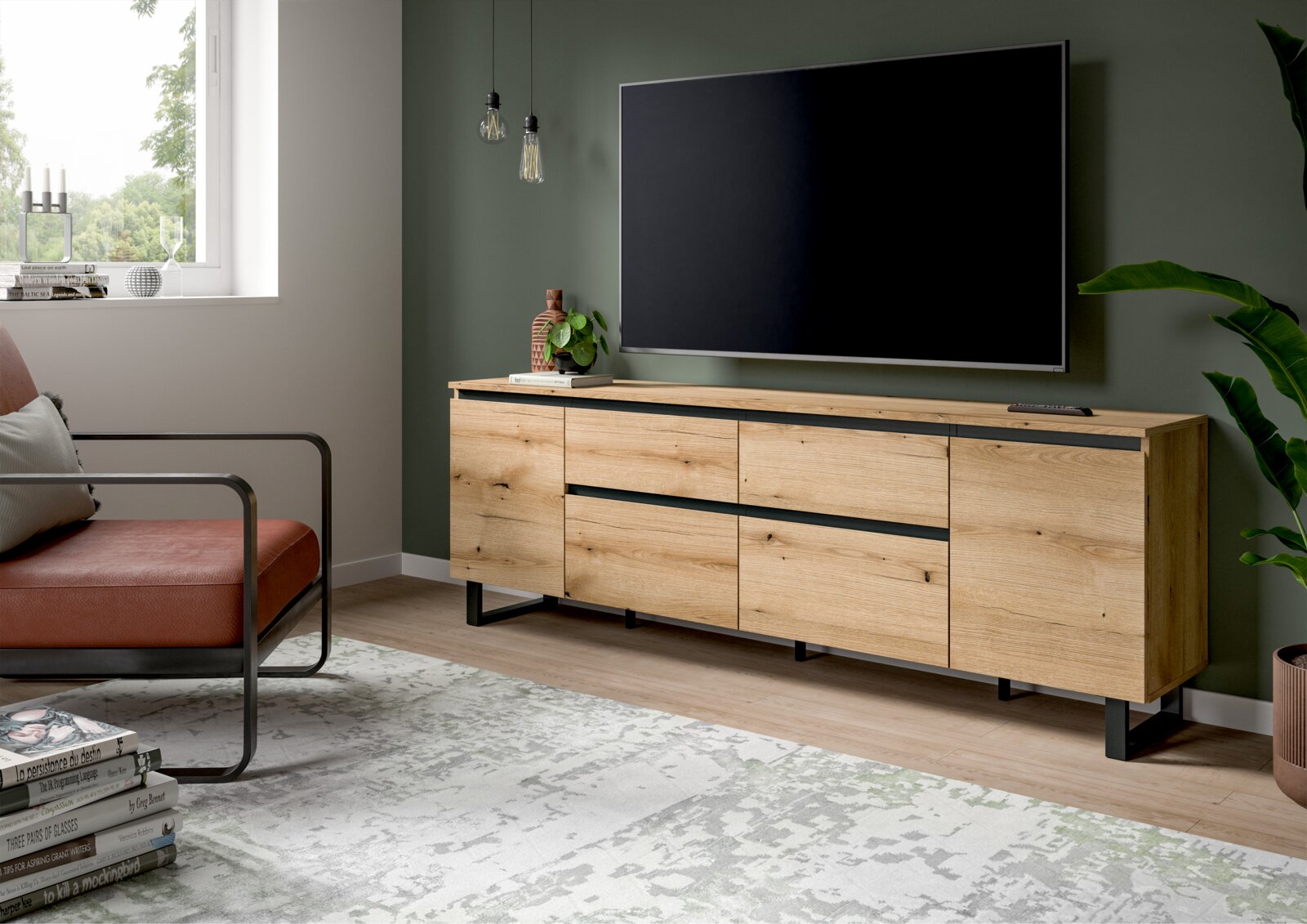 Modernes Lowboard aus Holz mit Metallbeinen, frontal fotografiert in einem stilvoll eingerichteten Wohnzimmer mit grünem Akzent an der Wand.