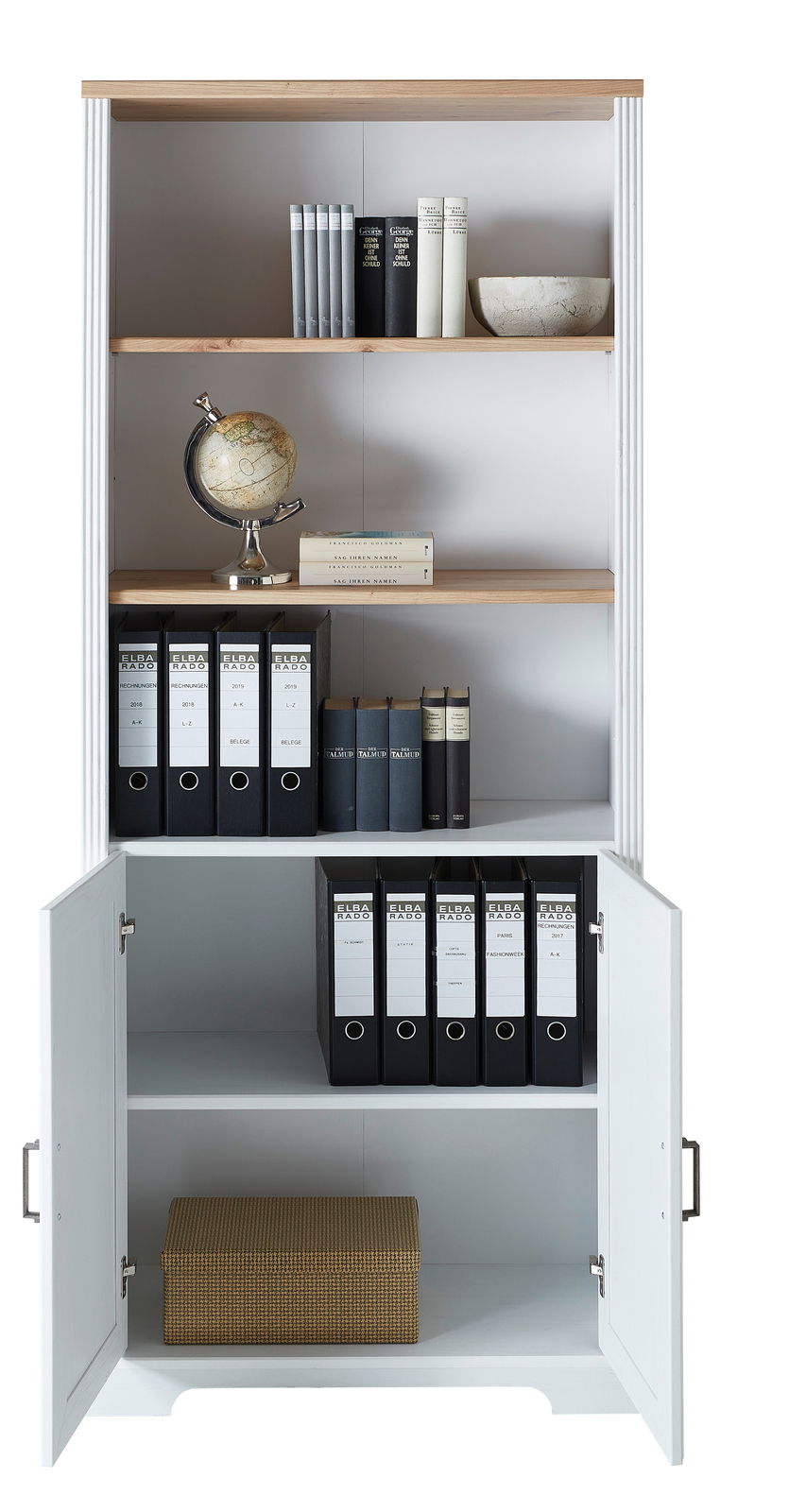 Frontale Ansicht eines weißen Regalschranks der Serie JUDITH mit offenen und geschlossenen Fächern, dekoriert mit Büchern, einem Globus und Ordnern.