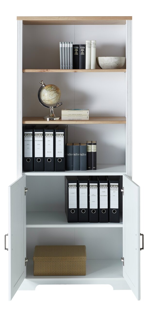 Frontale Ansicht eines weißen Regalschranks der Serie JUDITH mit offenen und geschlossenen Fächern, dekoriert mit Büchern, einem Globus und Ordnern.