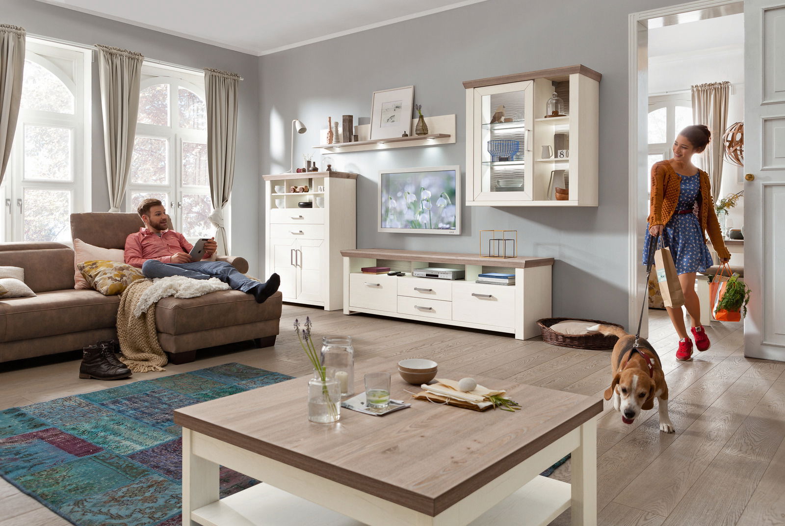 Moderner Wohnraum mit hellem Couchtisch im Vordergrund, umgeben von stilvollen Möbeln und gemütlicher Atmosphäre, aus der Perspektive des Wohnzimmers.