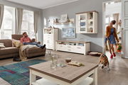 Moderner Wohnraum mit hellem Couchtisch im Vordergrund, umgeben von stilvollen Möbeln und gemütlicher Atmosphäre, aus der Perspektive des Wohnzimmers.