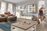 Moderner Wohnraum mit hellem Couchtisch im Vordergrund, umgeben von stilvollen Möbeln und gemütlicher Atmosphäre, aus der Perspektive des Wohnzimmers.