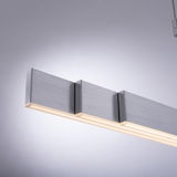 Moderne LED-Pendelleuchte PURE MOTO in seitlicher Perspektive mit elegantem, rechteckigem Design und gebürsteter Metalloberfläche.