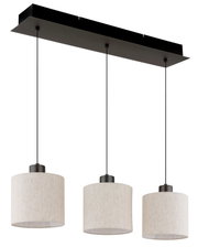 Moderne hanglamp met drie cilindervormige stoffen lampenkappen, gezien van voren.