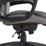 Nahaufnahme eines grauen Chefsessels von der Seite, Fokus auf die Sitzfläche und Armlehne.