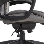 Nahaufnahme eines grauen Chefsessels von der Seite, Fokus auf die Sitzfläche und Armlehne.