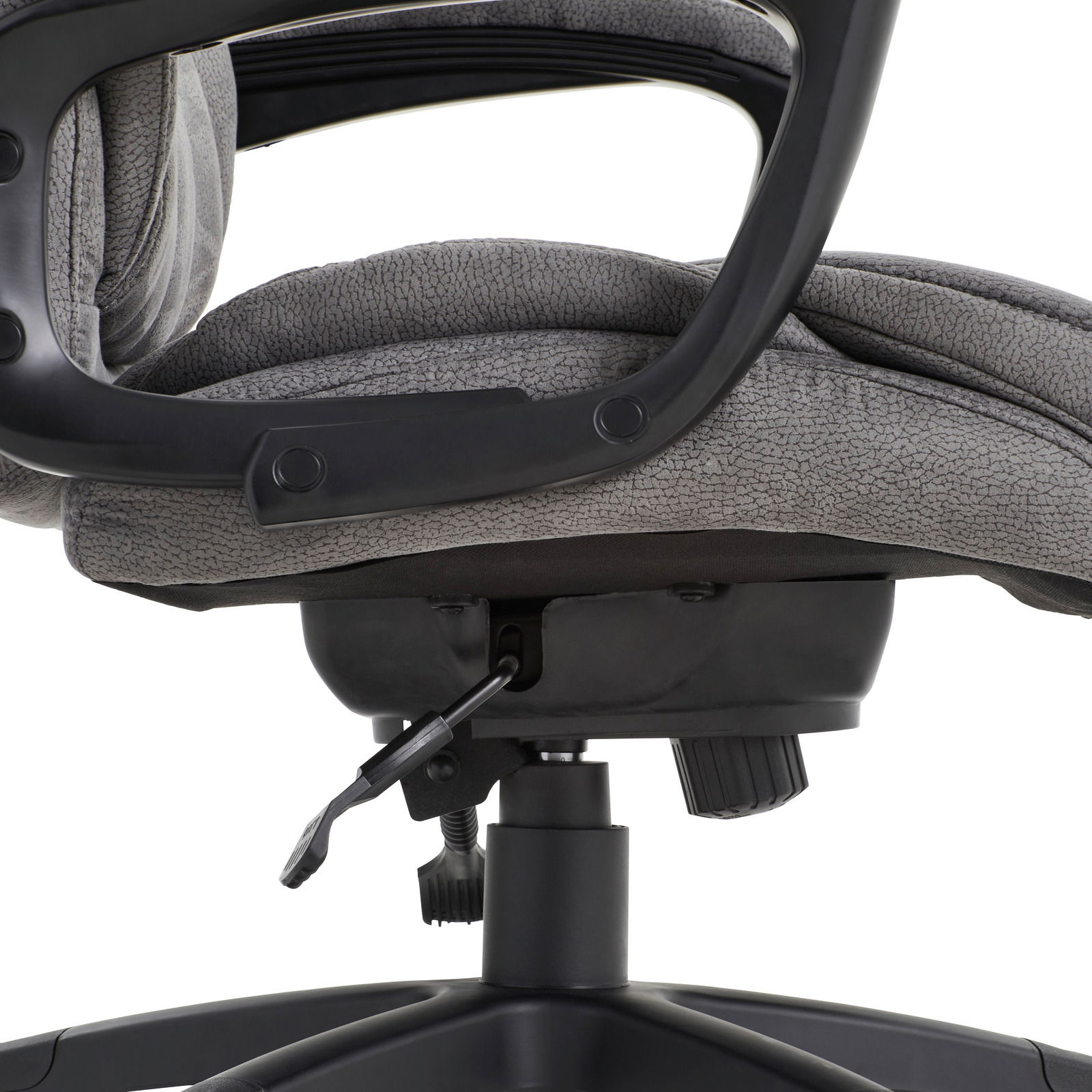 Nahaufnahme eines grauen Chefsessels von der Seite, Fokus auf die Sitzfläche und Armlehne.