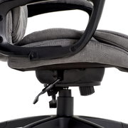 Nahaufnahme eines grauen Chefsessels von der Seite, Fokus auf die Sitzfläche und Armlehne.