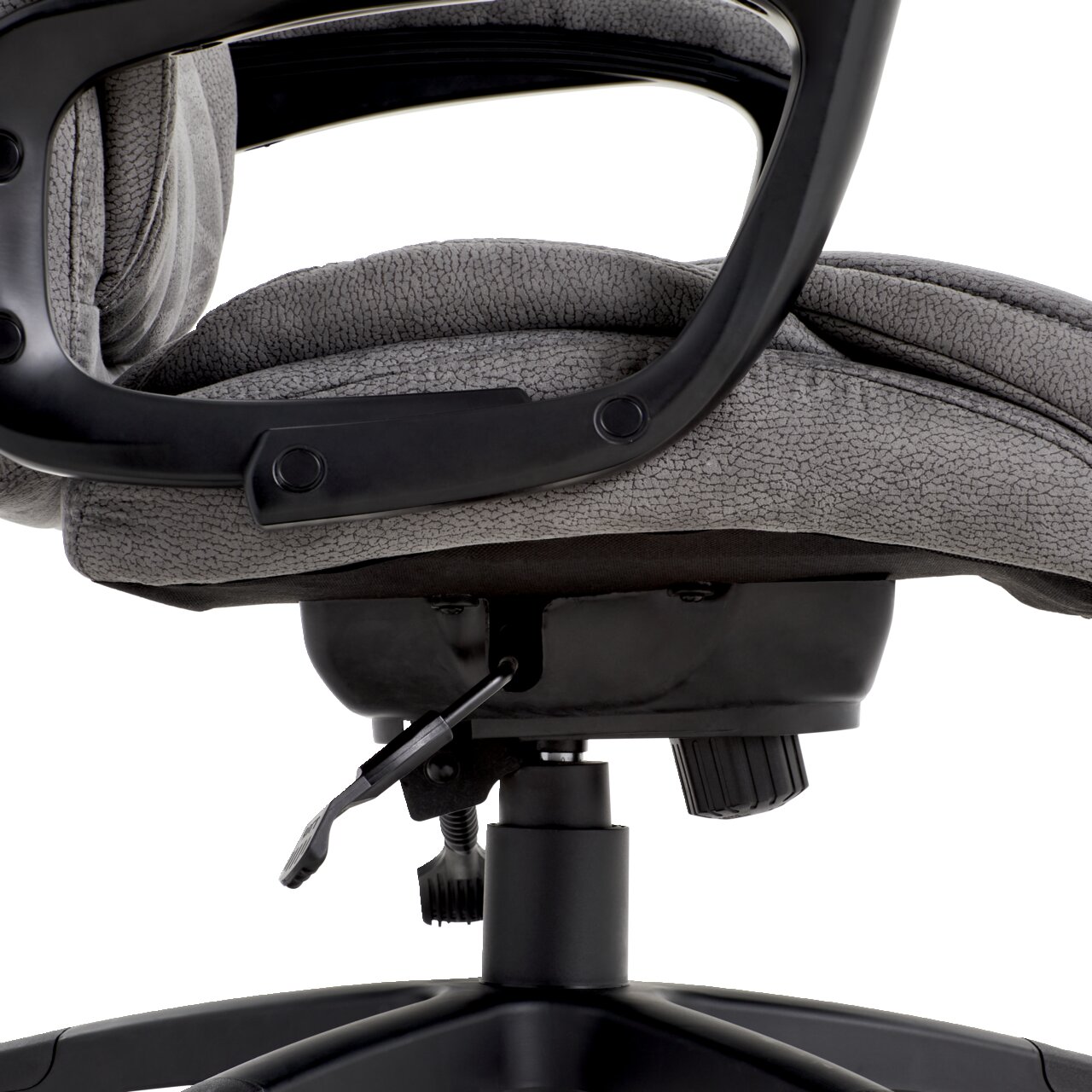 Nahaufnahme eines grauen Chefsessels von der Seite, Fokus auf die Sitzfläche und Armlehne.