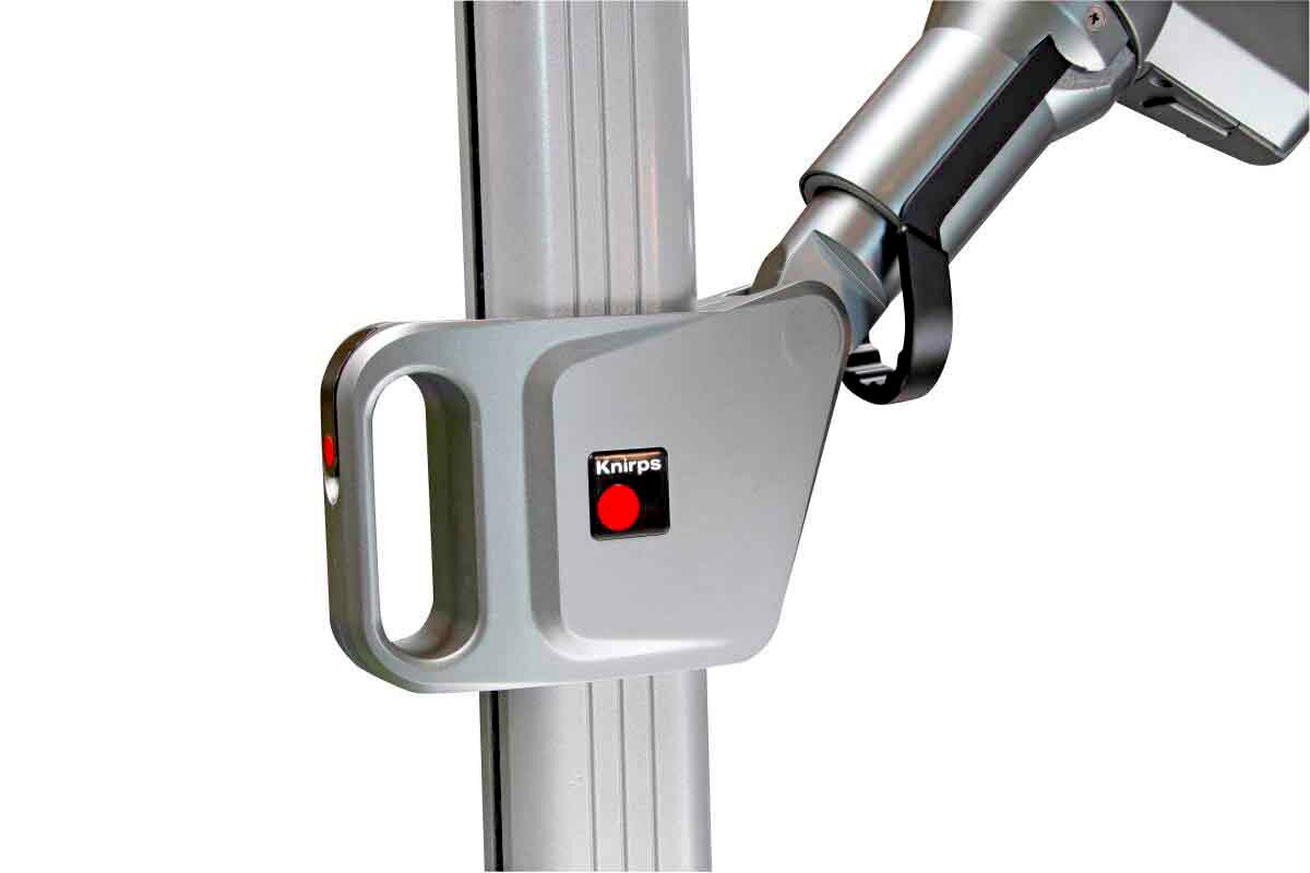 Nahaufnahme des Gelenks eines silbernen Pendelschirms mit Knirps-Logo, seitliche Perspektive