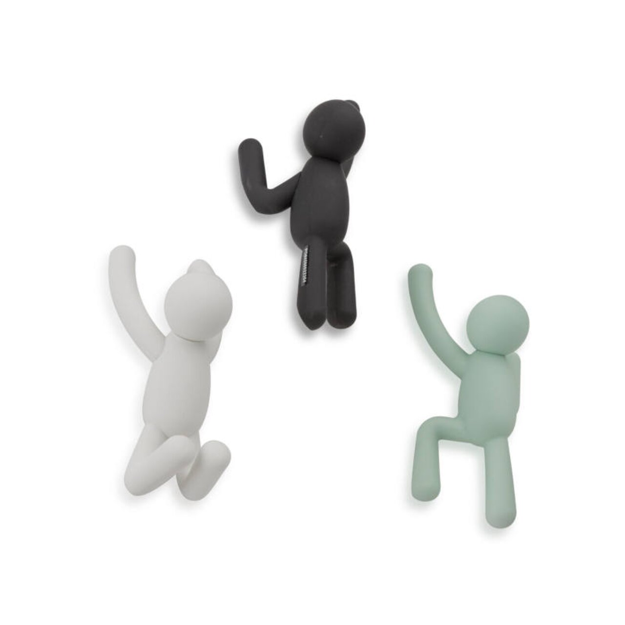 Drei bunte Wandhaken in Form von kletternden Figuren, aus der Vogelperspektive betrachtet.