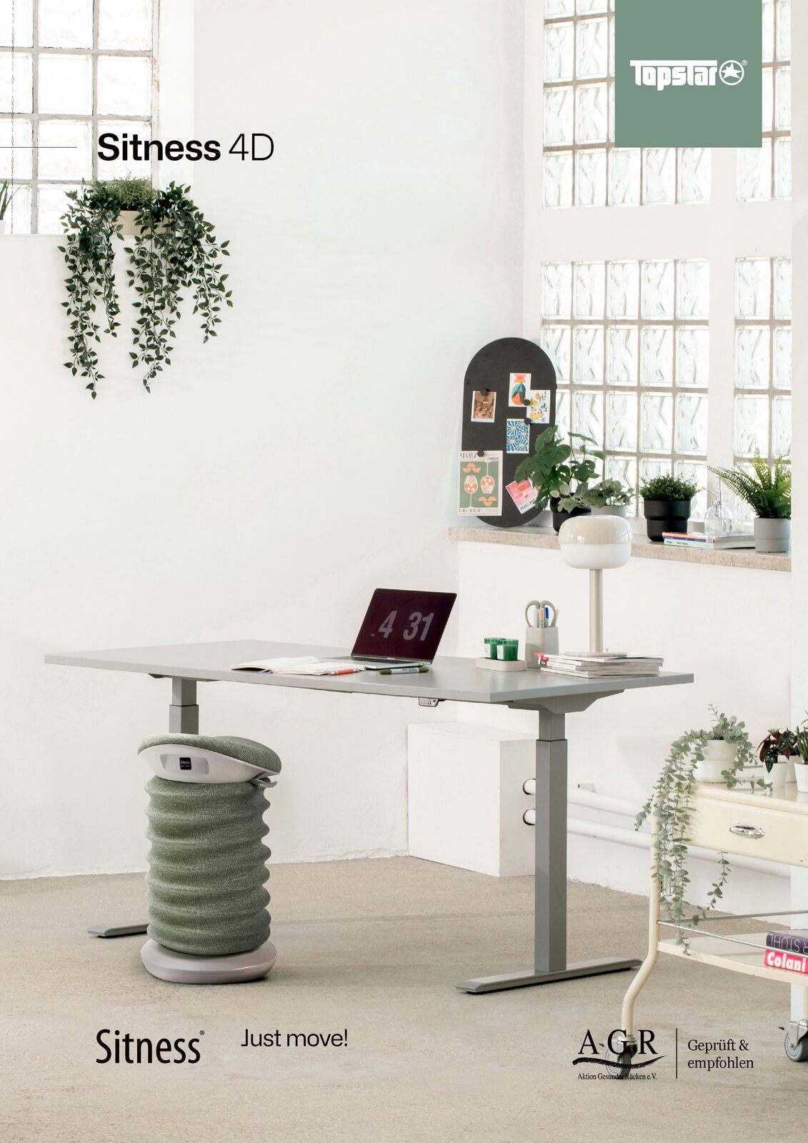 Moderner Aktiv-Sitz in einem hellen Büro mit Pflanzen und einem höhenverstellbaren Schreibtisch, seitliche Perspektive.