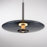 Moderne Pendelleuchte PURE E-Vitrum mit rauchgrauem Glasschirm, von unten betrachtet.