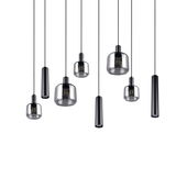 Mehrere moderne Pendelleuchten aus schwarzem Metall und Glas, von unten betrachtet.