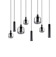 Mehrere moderne Pendelleuchten aus schwarzem Metall und Glas, von unten betrachtet.