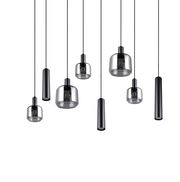 Mehrere moderne Pendelleuchten aus schwarzem Metall und Glas, von unten betrachtet.