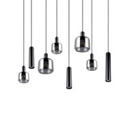 Verschillende moderne hanglampen van zwart metaal en glas, van onderaf gezien.