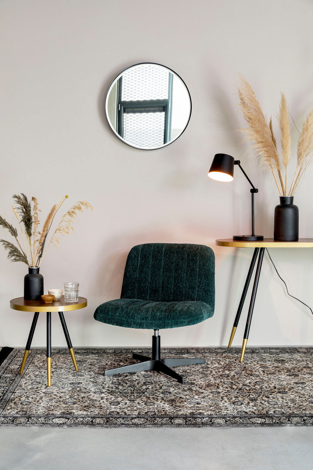 Moderne Schreibtischleuchte in Schwarz auf einem Tisch, seitliche Perspektive