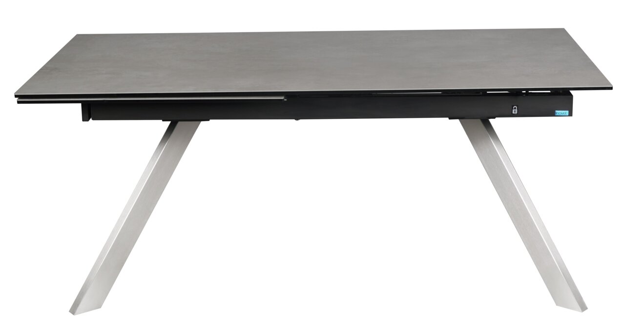 Moderner Esstisch mit grauer Tischplatte und schrägen Metallbeinen, seitliche Perspektive