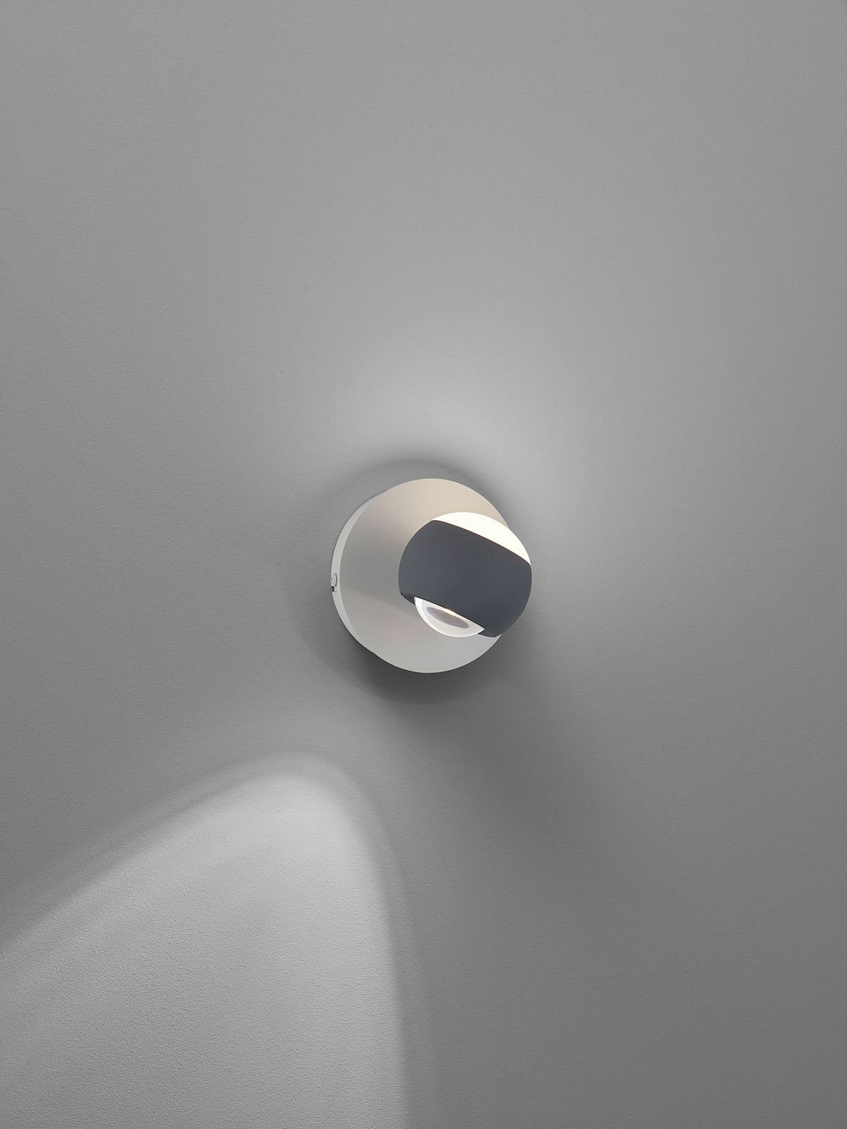 Moderne Wandleuchte mit rundem Design, seitliche Perspektive