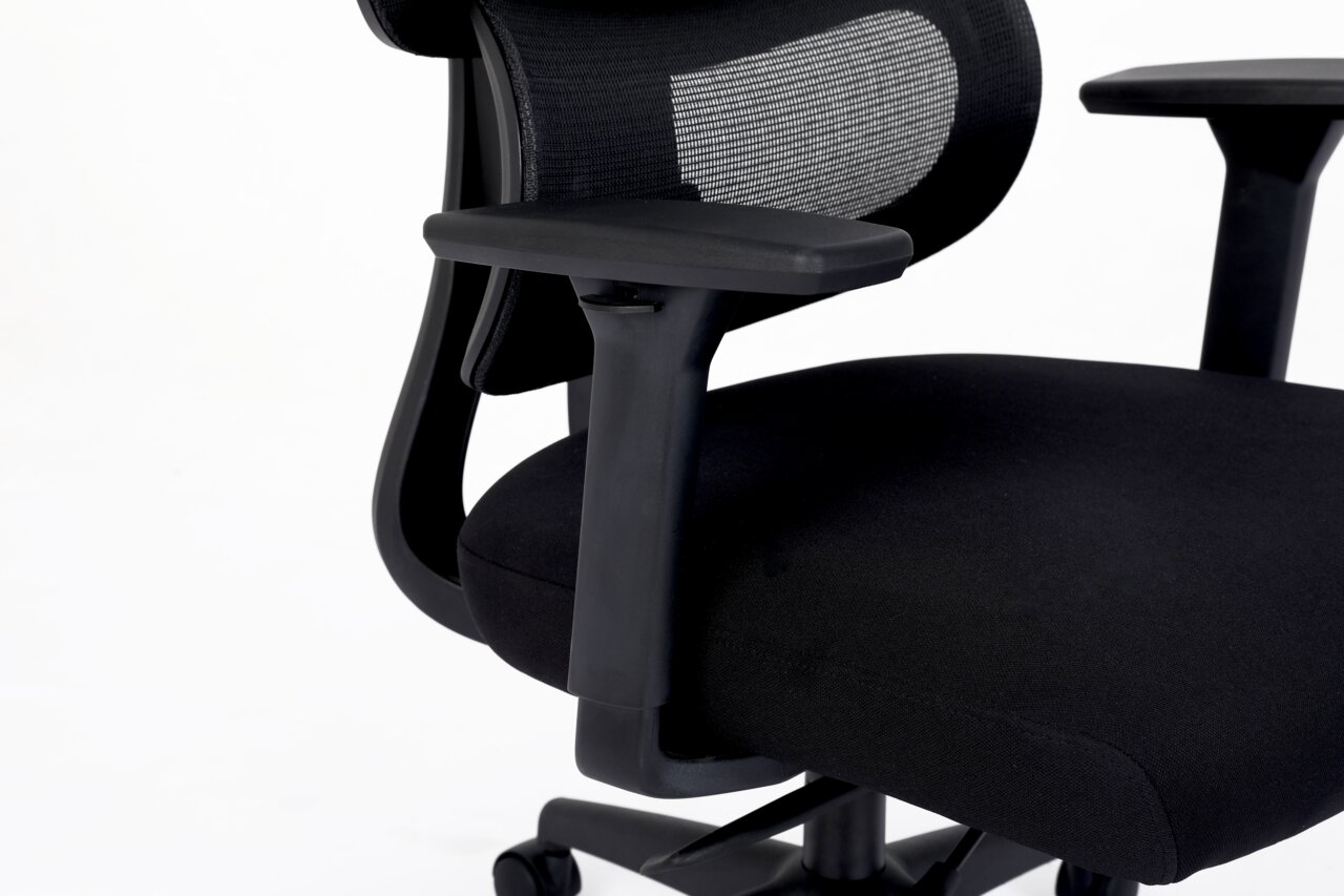 Nahaufnahme eines schwarzen Drehstuhls mit Armlehne und Netzrückenlehne, seitliche Perspektive