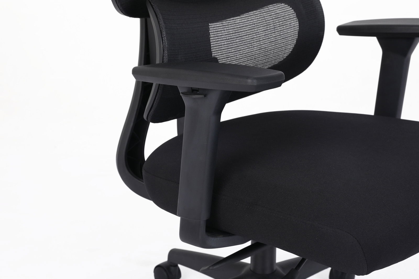 Nahaufnahme eines schwarzen Drehstuhls mit Armlehne und Netzrückenlehne, seitliche Perspektive