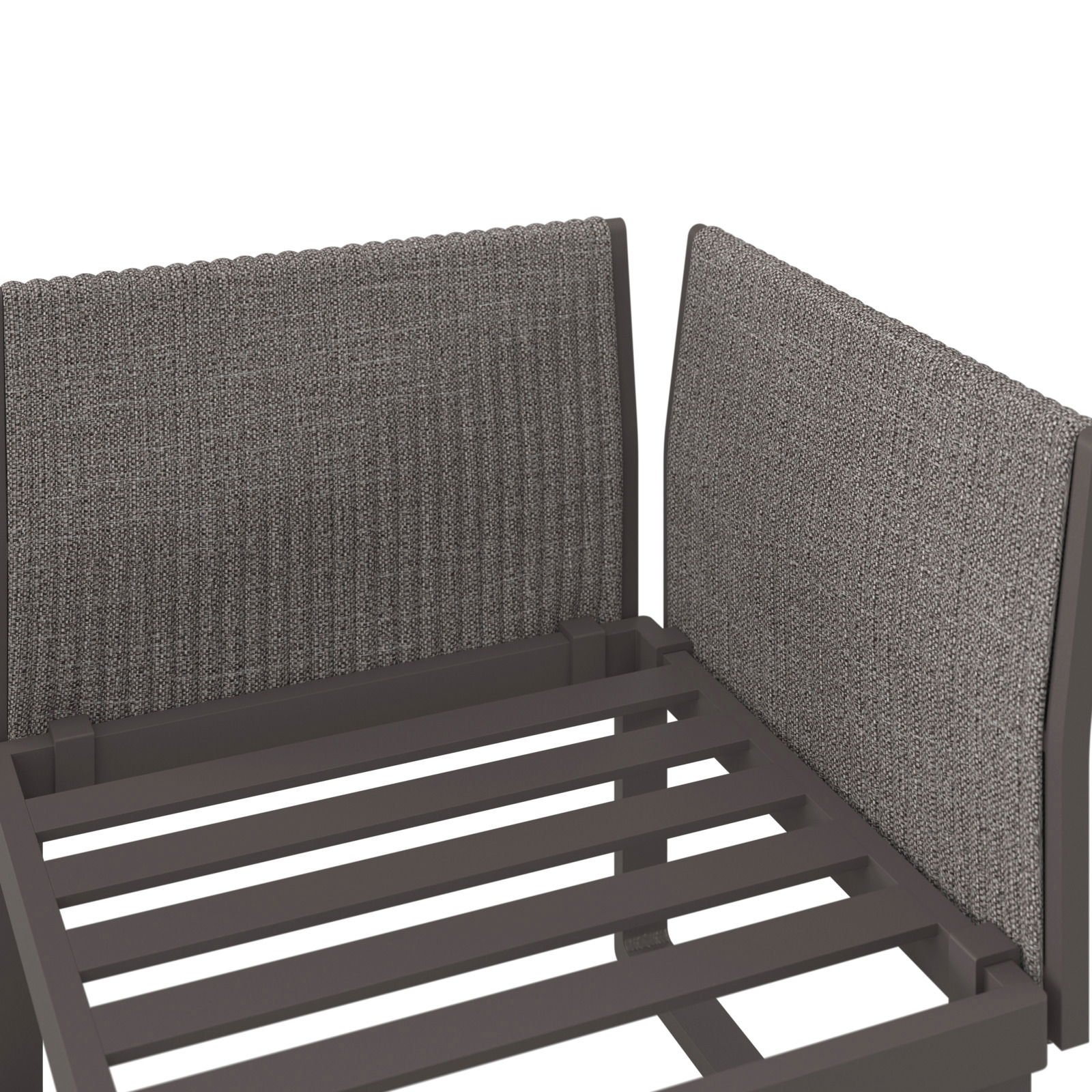 Nahaufnahme eines Sessels mit grauem Stoffbezug und Holzrahmen, seitliche Perspektive