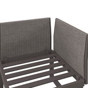 Nahaufnahme eines Sessels mit grauem Stoffbezug und Holzrahmen, seitliche Perspektive