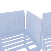 Nahaufnahme eines Sessels mit grauem Stoffbezug und Holzrahmen, seitliche Perspektive