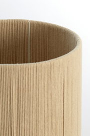 Nahaufnahme eines zylindrischen, beige-farbenen Lampenschirms mit texturierter Oberfläche, von oben betrachtet.