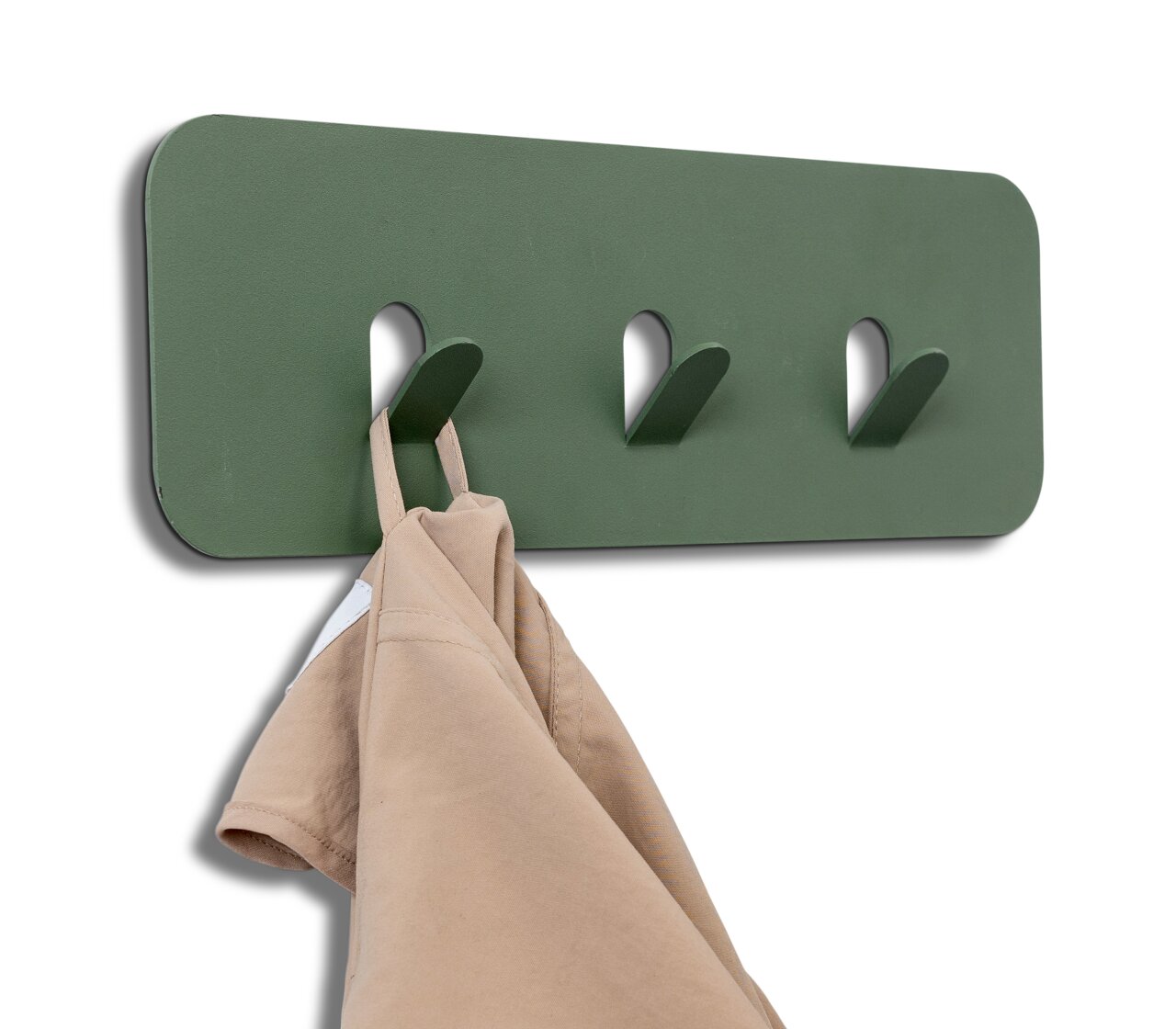 Groene kapstok met drie haken, waaraan een beige kledingstuk hangt, zijaanzicht