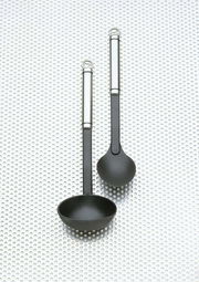 Zwei schwarze Suppenschöpfer der Serie TwinLine aus der Vogelperspektive auf einer strukturierten Metalloberfläche.