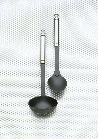 Zwei schwarze Suppenschöpfer der Serie TwinLine aus der Vogelperspektive auf einer strukturierten Metalloberfläche.