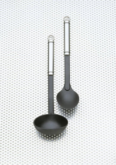 Justinus Suppenschöpfer TWINLINE Zwei schwarze Suppenschöpfer der Serie TwinLine aus der Vogelperspektive auf einer strukturierten Metalloberfläche.