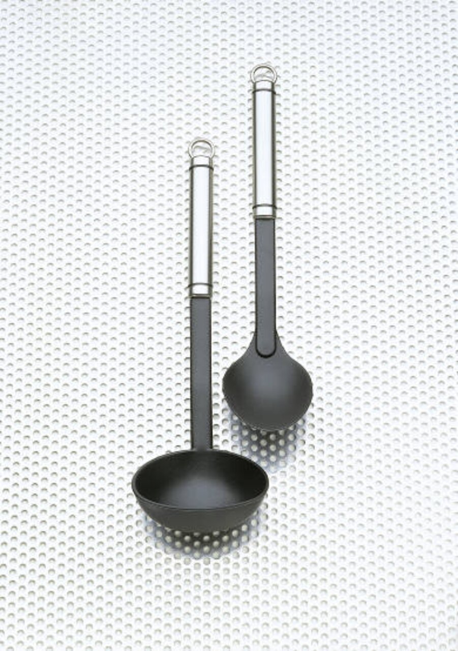 Justinus Suppenschöpfer TWINLINE Zwei schwarze Suppenschöpfer der Serie TwinLine aus der Vogelperspektive auf einer strukturierten Metalloberfläche.