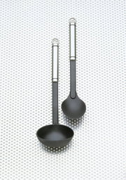 Zwei schwarze Suppenschöpfer der Serie TwinLine aus der Vogelperspektive auf einer strukturierten Metalloberfläche.