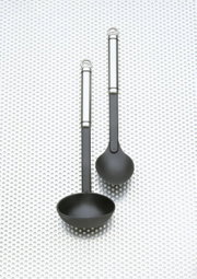 Zwei schwarze Suppenschöpfer der Serie TwinLine aus der Vogelperspektive auf einer strukturierten Metalloberfläche.