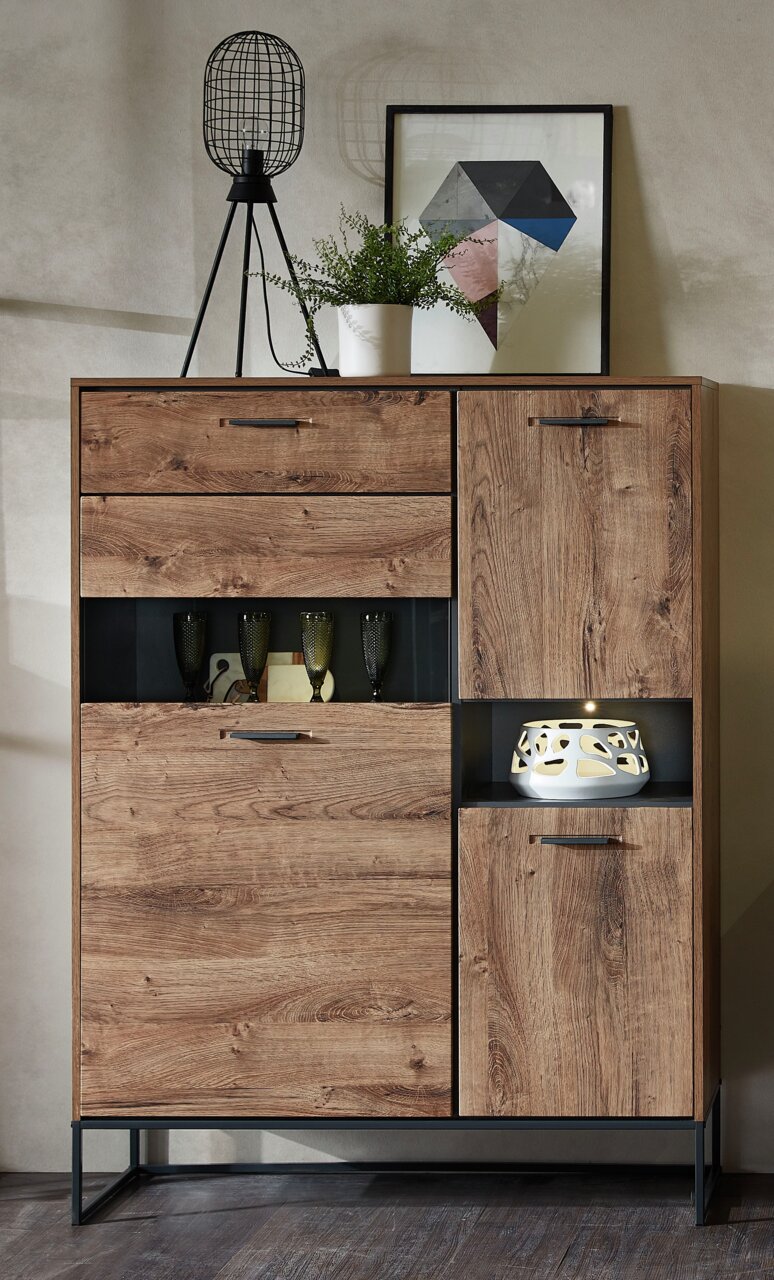Vitrine aus Holz mit Glas- und Metallelementen, dekoriert mit Pflanzen und Kunstobjekten, frontal fotografiert.