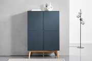 Modernes Highboard in dunklem Blau mit vier Türen, auf Holzbeinen stehend, frontal fotografiert.