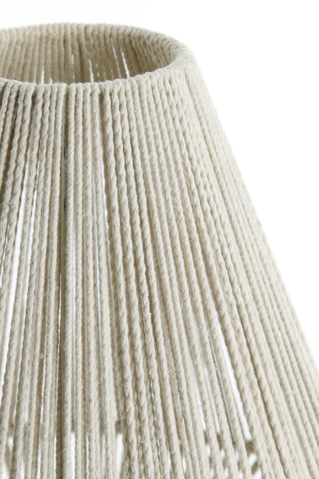 Nahaufnahme eines Lampenschirms aus beigem Seilmaterial, von oben betrachtet.