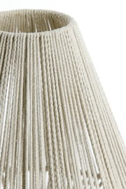 Close-up van een lampenkap van beige touw, gezien van bovenaf.
