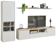 Moderne witte tv-wandkast met hoge vitrinekast, zwevend wandrek en laag tv-meubel met houtkleurig blad, gestyled met decoratie en weergegeven vanuit schuin vooraanzicht.