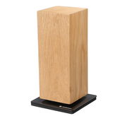 Magnet-Messerblock aus Eiche in vertikaler Perspektive auf schwarzem Sockel.