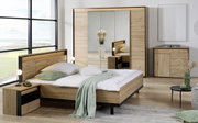 Modernes Schlafzimmer mit einem Bett aus Holz in Frontansicht, flankiert von Nachttischen und einem großen Kleiderschrank mit Spiegel.