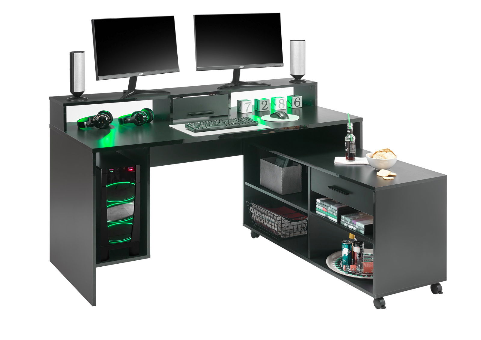 Moderner Gaming-Schreibtisch mit zwei Monitoren, Lautsprechern, Tastatur, Maus und Headset, seitliche Perspektive.