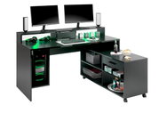 Moderner Gaming-Schreibtisch mit zwei Monitoren, Lautsprechern, Tastatur, Maus und Headset, seitliche Perspektive.