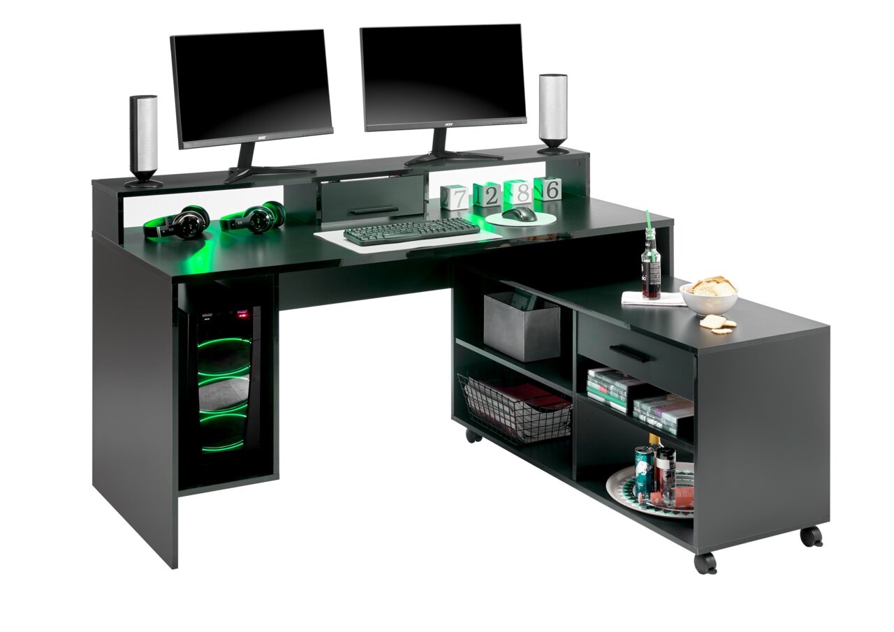 Moderner Gaming-Schreibtisch mit zwei Monitoren, Lautsprechern, Tastatur, Maus und Headset, seitliche Perspektive.
